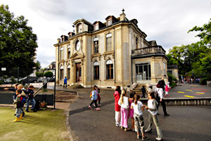 Récréation dans la cour de l'école