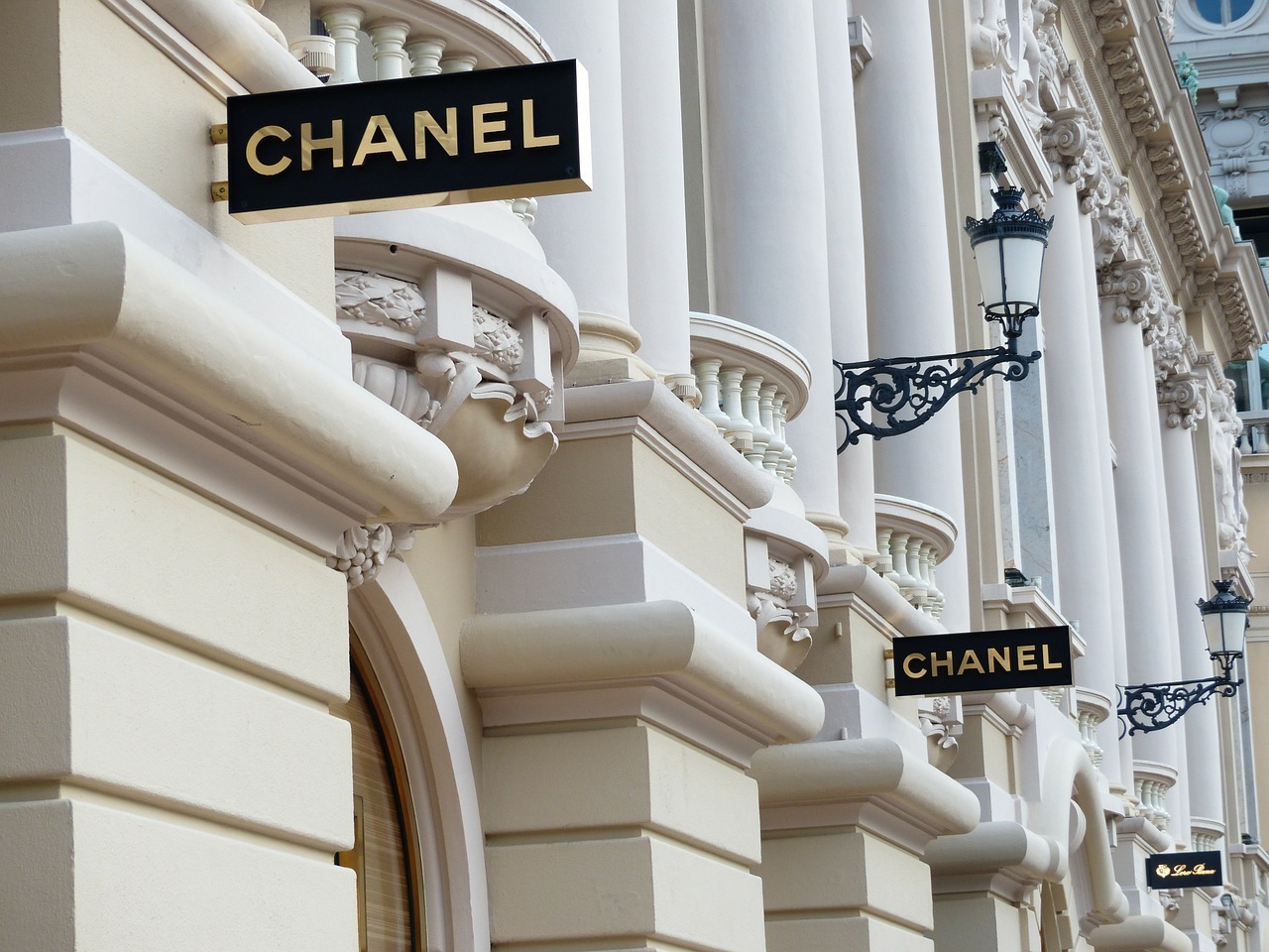 Luxury Brands: How Can They Use E-commerce in the New Retail Environment?